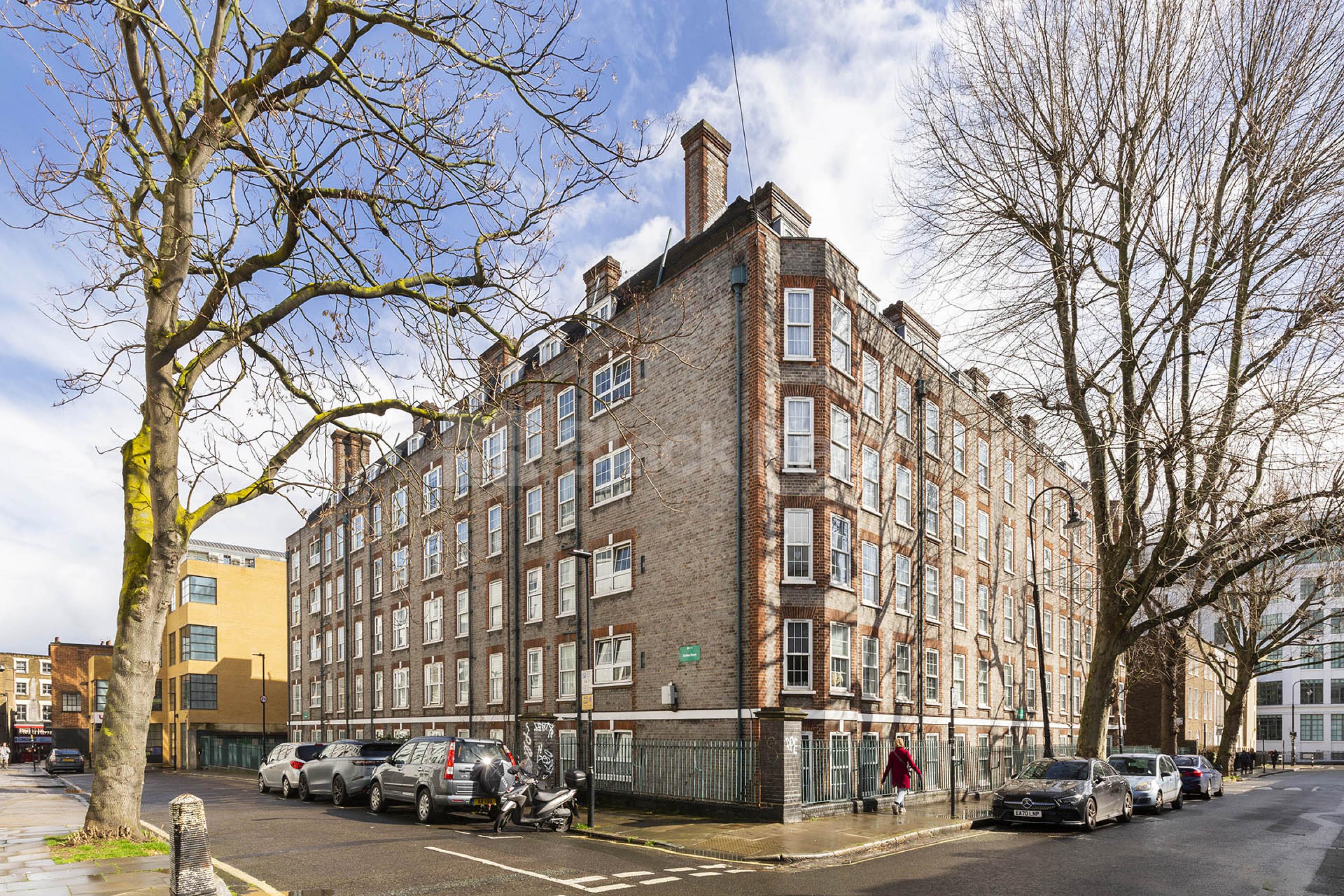 Recently refurbished three double bed flat mins to Tube & Regents Park Arlington Road , Camden NW1